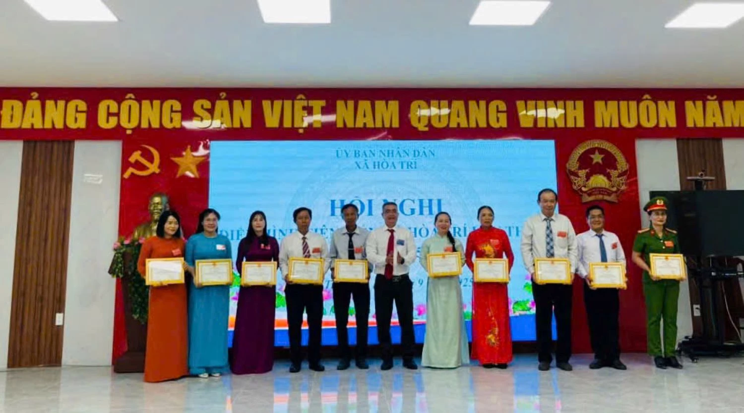 Ông Nguyễn Ngọc Minh - .Phó Bí thư Thường trực Đảng ủy xã Hòa Trí trao giấy khen cho các cá nhân