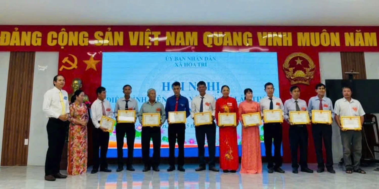 Ông Trần Văn Phải - Bí thư Đảng ủy, Chủ tịch HĐND xã Hòa Trí trao giấy khen cho các tập thể