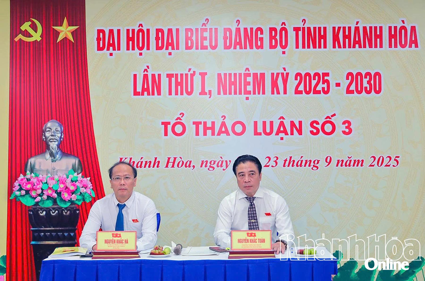 Đại biểu Nguyễn Khắc Toàn - Phó Bí thư Thường trực Tỉnh ủy, Chủ tịch UBND tỉnh và đại biểu Nguyễn Khắc Hà - Ủy viên Ban Thường vụ Tỉnh ủy, Trưởng Ban Tổ chức Tỉnh ủy.