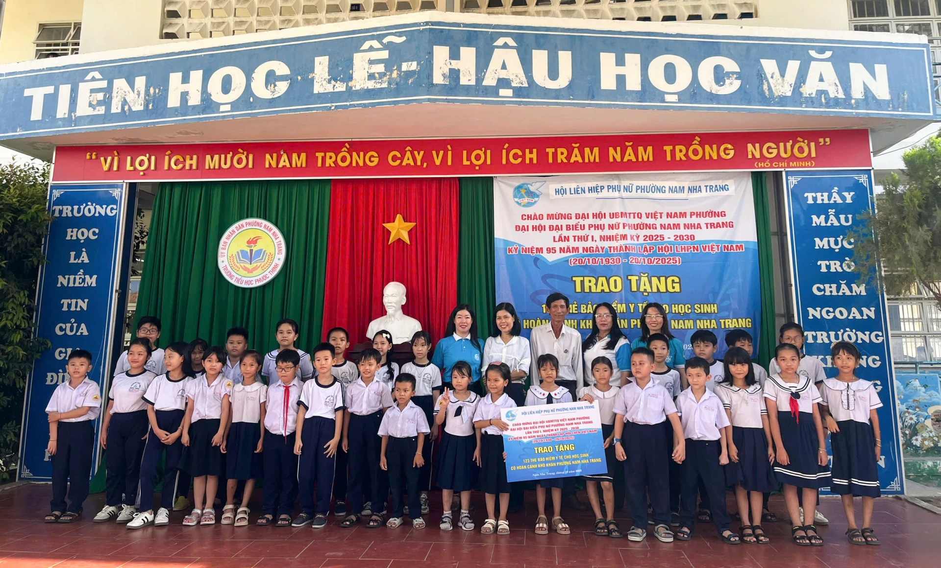 Tặng bảo hiểm y tế cho học sinh Trường Tiểu học Phước Thịnh.