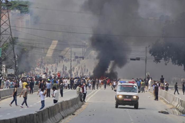 Người dân Nepal đổ xô mua thực phẩm, cầu nguyện bình an