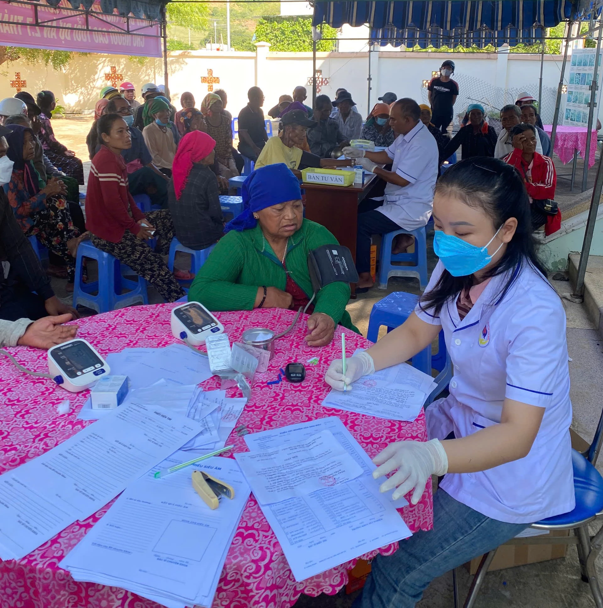 Quang cảnh buổi khám sức khỏe cho người cao tuổi.