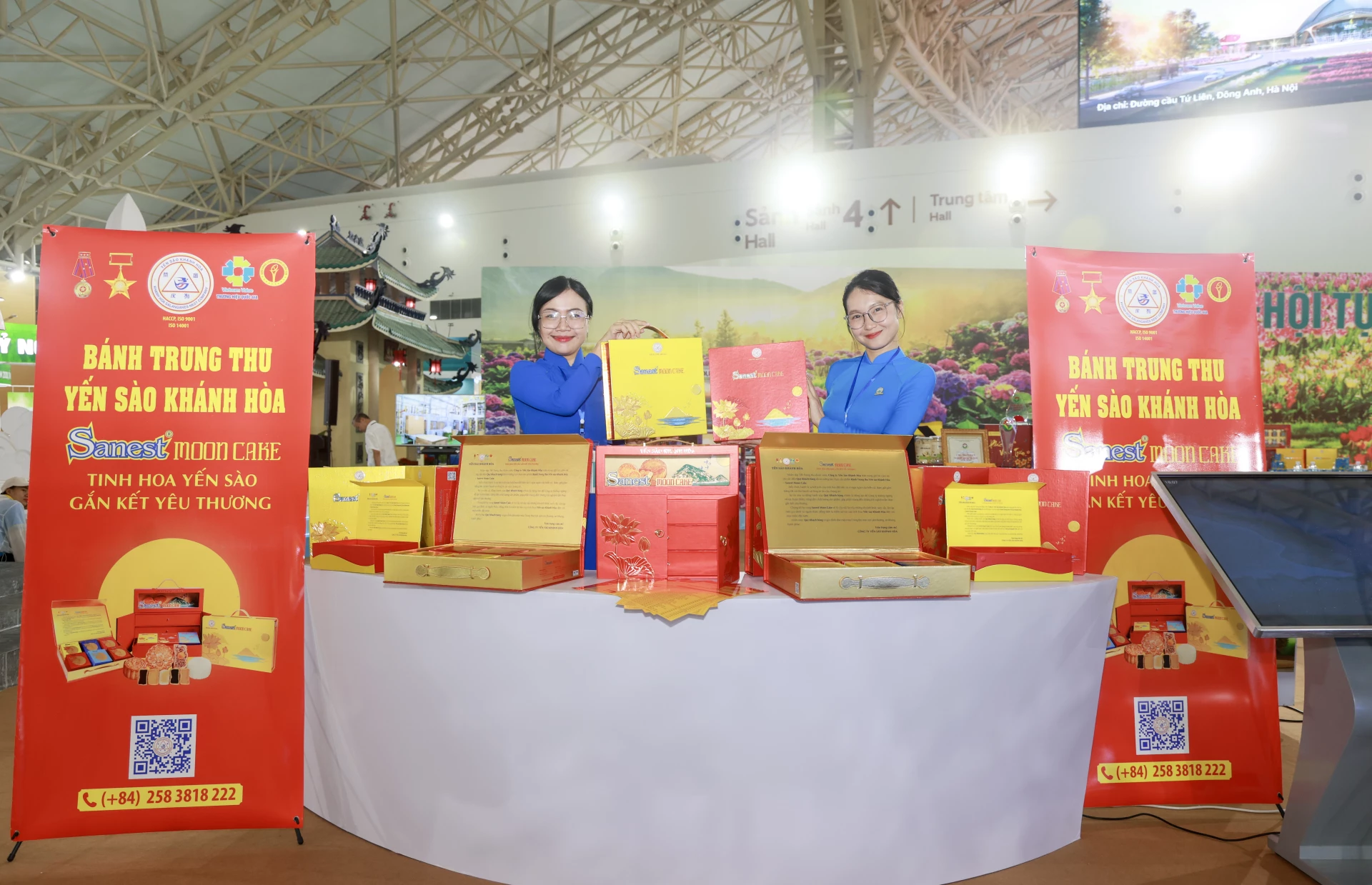 Quầy trưng bày sản phẩm bánh trung thu Yến sào Khánh Hòa nổi bật với sắc đỏ - vàng thương hiệu.