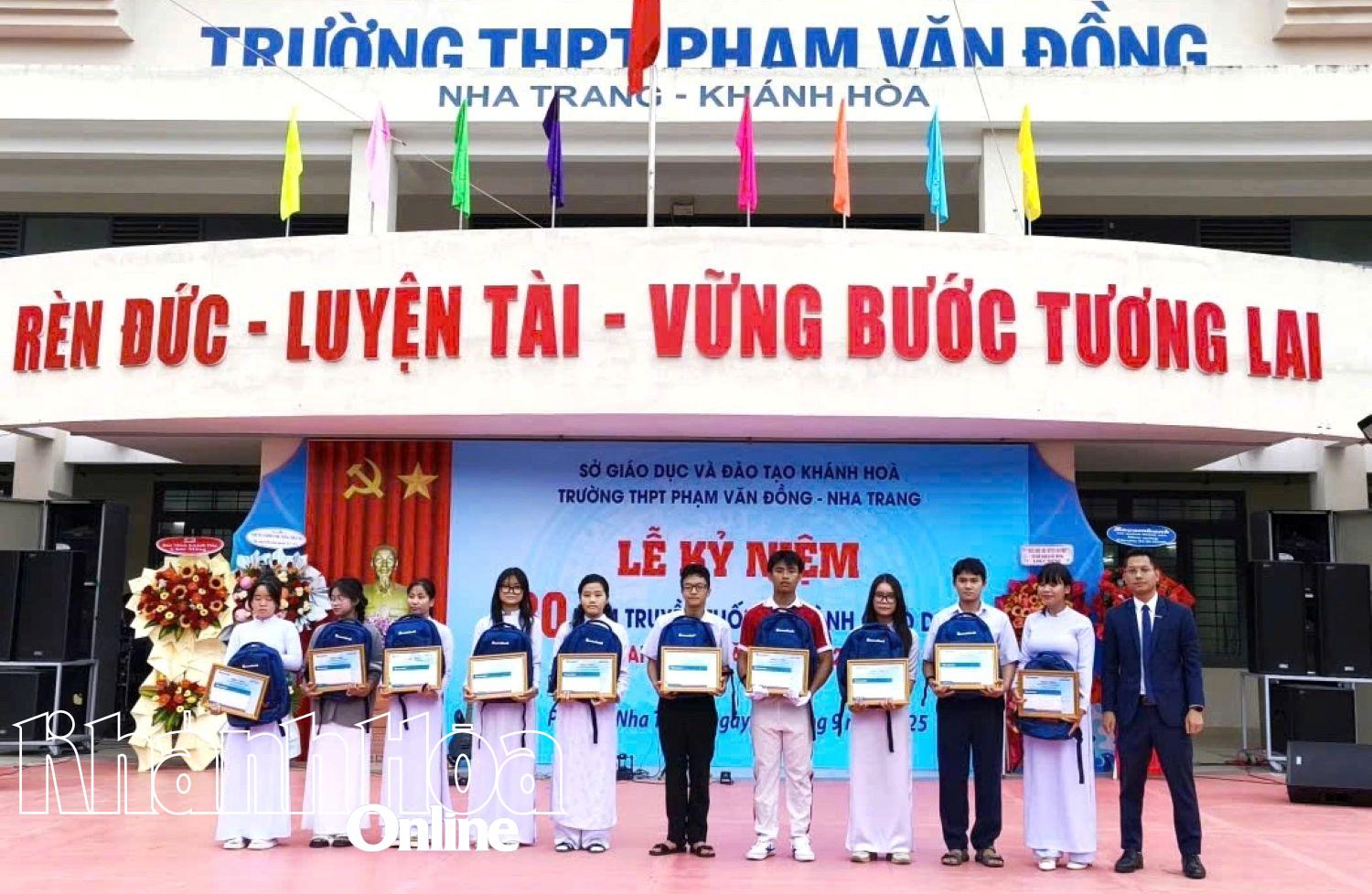 Đại diện Sacombank Chi nhánh Khánh Hòa trao học bổng cho học sinh Trường THPT Phạm Văn Đồng.