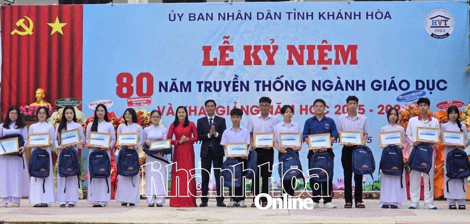 Ông Nguyễn Quang Hậu - Phó Giám đốc Sacombank Chi nhánh Khánh Hòa trao học bổng cho học sinh Trường THPT Hoàng Văn Thụ (phường Bắc Nha Trang).