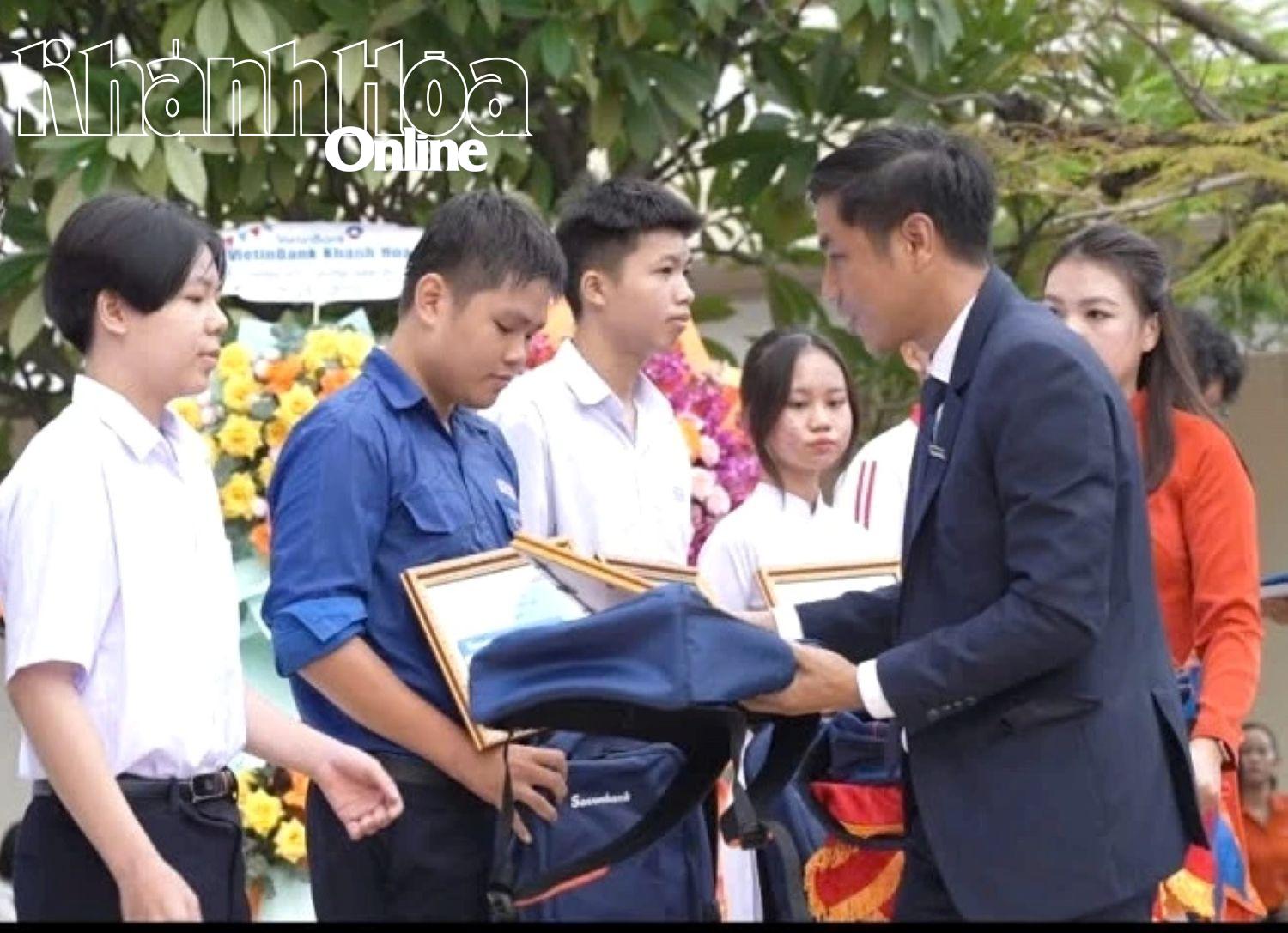 Lãnh đạo Sacombank Chi nhánh Khánh Hòa trao học bổng cho học sinh Trường THPT Hoàng Văn Thụ.