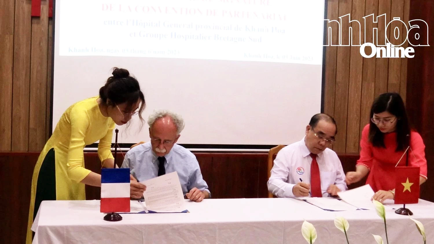 Lãnh đạo Bệnh viện Đa khoa Khánh Hòa và Nhóm Bệnh viện Nam Bretagne (Pháp) ký kết hợp tác trong lĩnh vực y tế.
