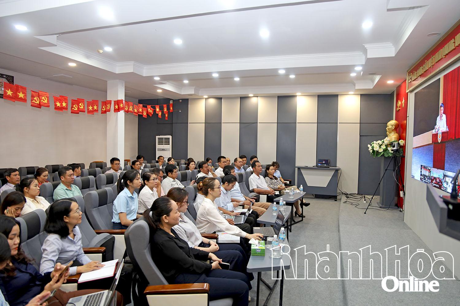 Các đại biểu tham dự hội nghị. 