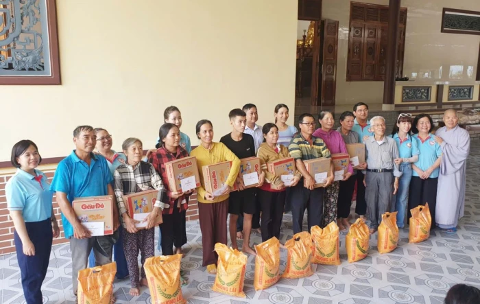 Chùa Khánh Long (phường Hòa Thắng) tặng 50 suất quà cho người có hoàn cảnh khó khăn