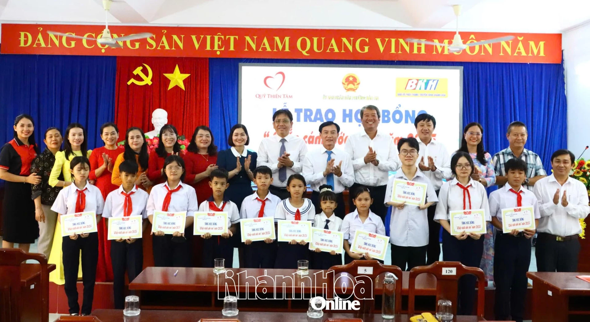 Lãnh đạo Đài Phát thanh và Truyền hình Khánh Hòa cùng đại diện lãnh đạo phường Bảo An trao học bổng Chắp cánh ước mơ năm 2025 cho các em học sinh.