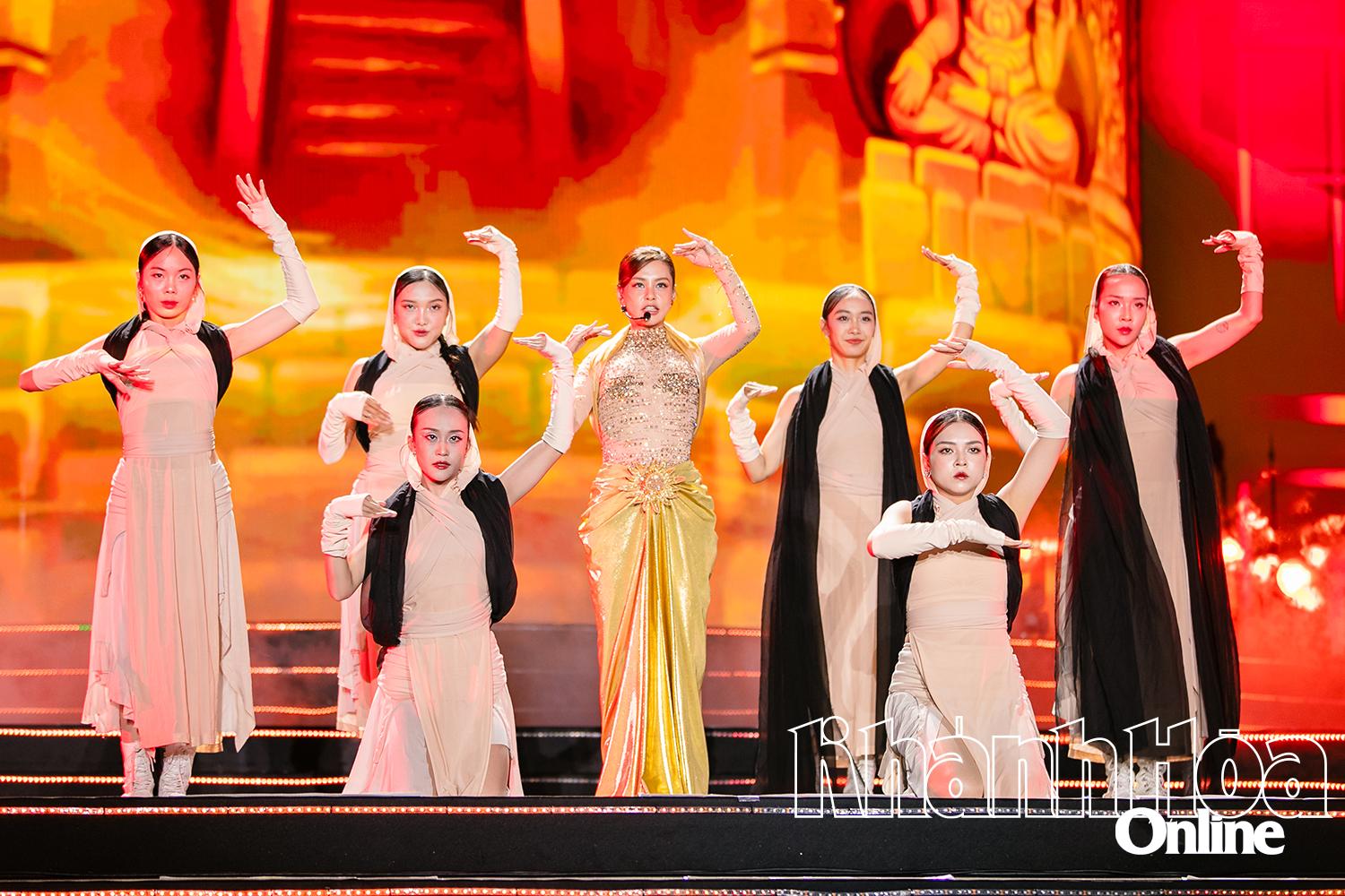 Màn thể hiện ca khúc “Mê muội” của ca sĩ Bùi Lan Hương.