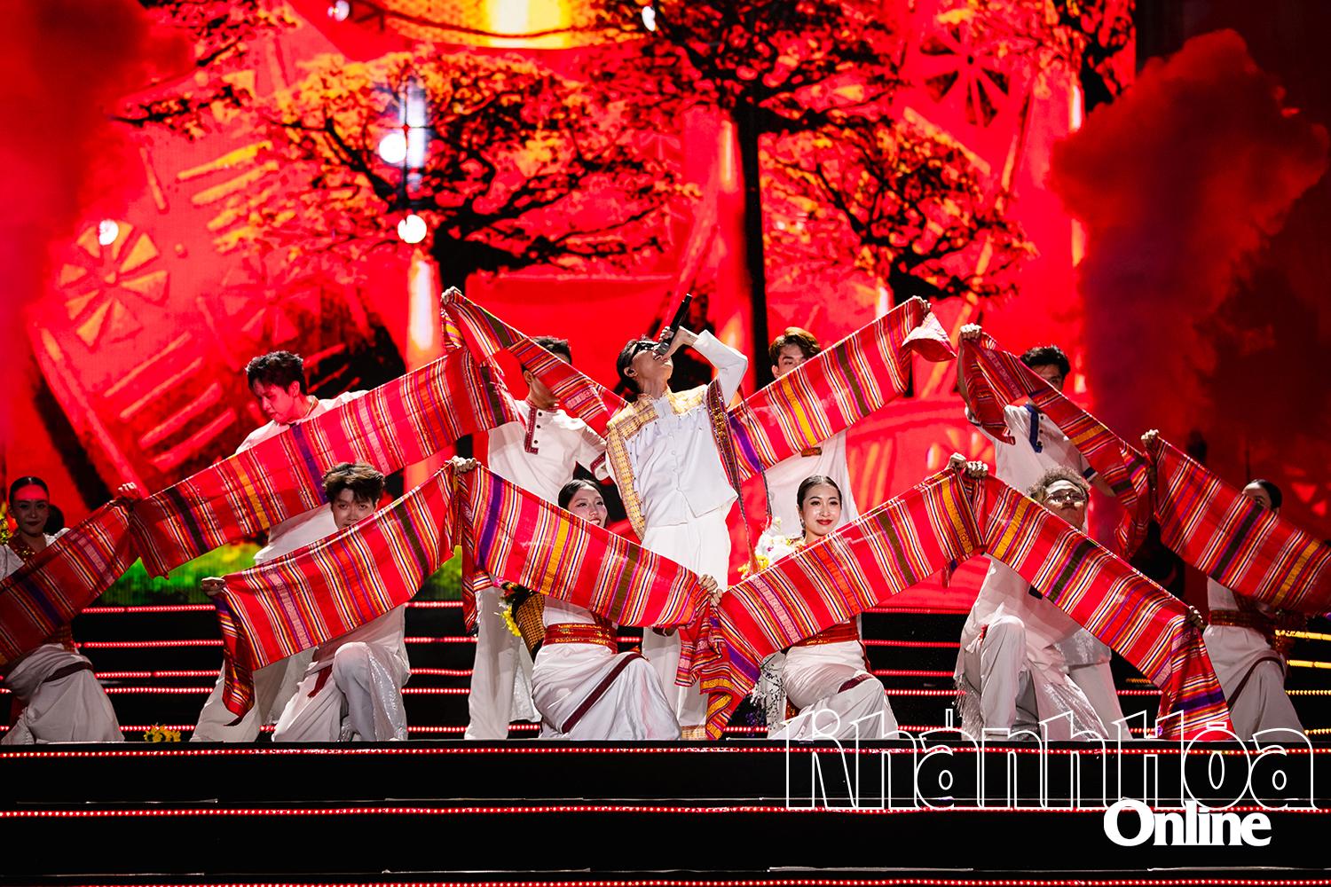 Raper Double2T gửi tới khán giả bản rap “À lôi”.