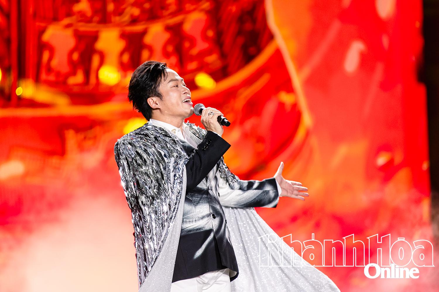 Ca sĩ Tùng Dương phiêu cùng “Cánh chim phượng hoàng”.