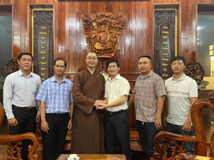 Lãnh đạo phường Phan Rang thăm, tặng quà các cơ sở Phật giáo trên địa bàn