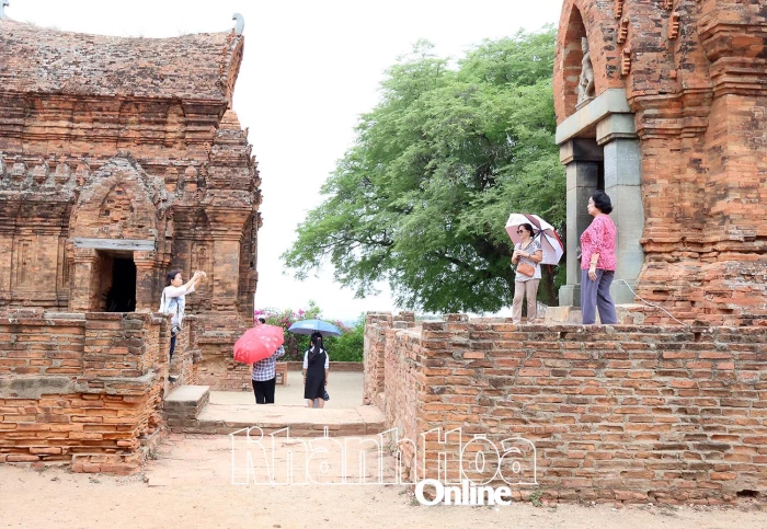 Nhộn nhịp khách tham quan Di tích quốc gia đặc biệt Tháp Pô Klong Garai dịp lễ 2-9