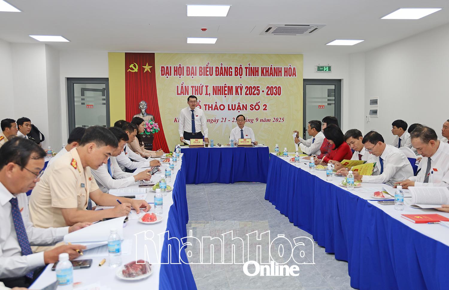 Các đại biểu thảo luận tại tổ số 2.