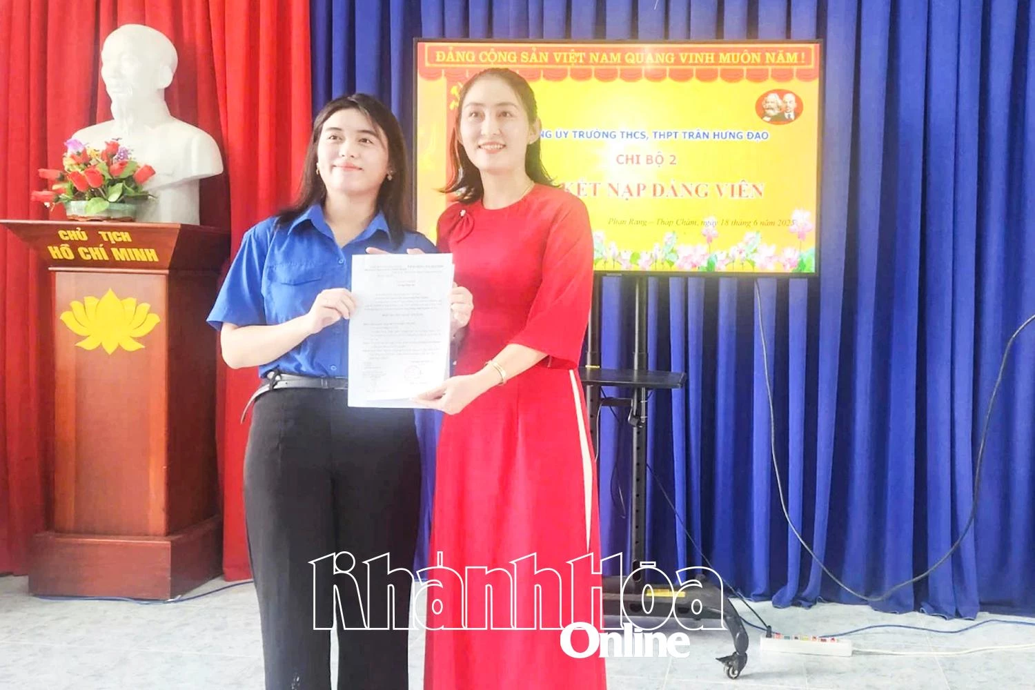 Chi bộ 2, Đảng bộ Trường THCS và THPT Trần Hưng Đạo (phường Đông Hải) tổ chức Lễ kết nạp Đảng cho học sinh.
