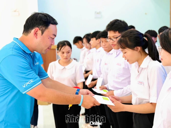 Trao 158 suất học bổng "Ánh đèn Vân Phong"
