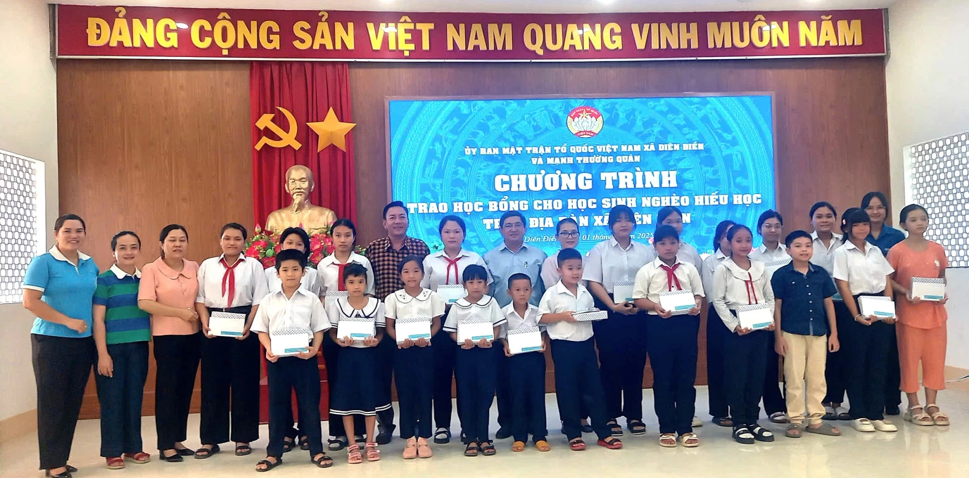 Trao học bổng cho các em học sinh khó khăn hiếu học.