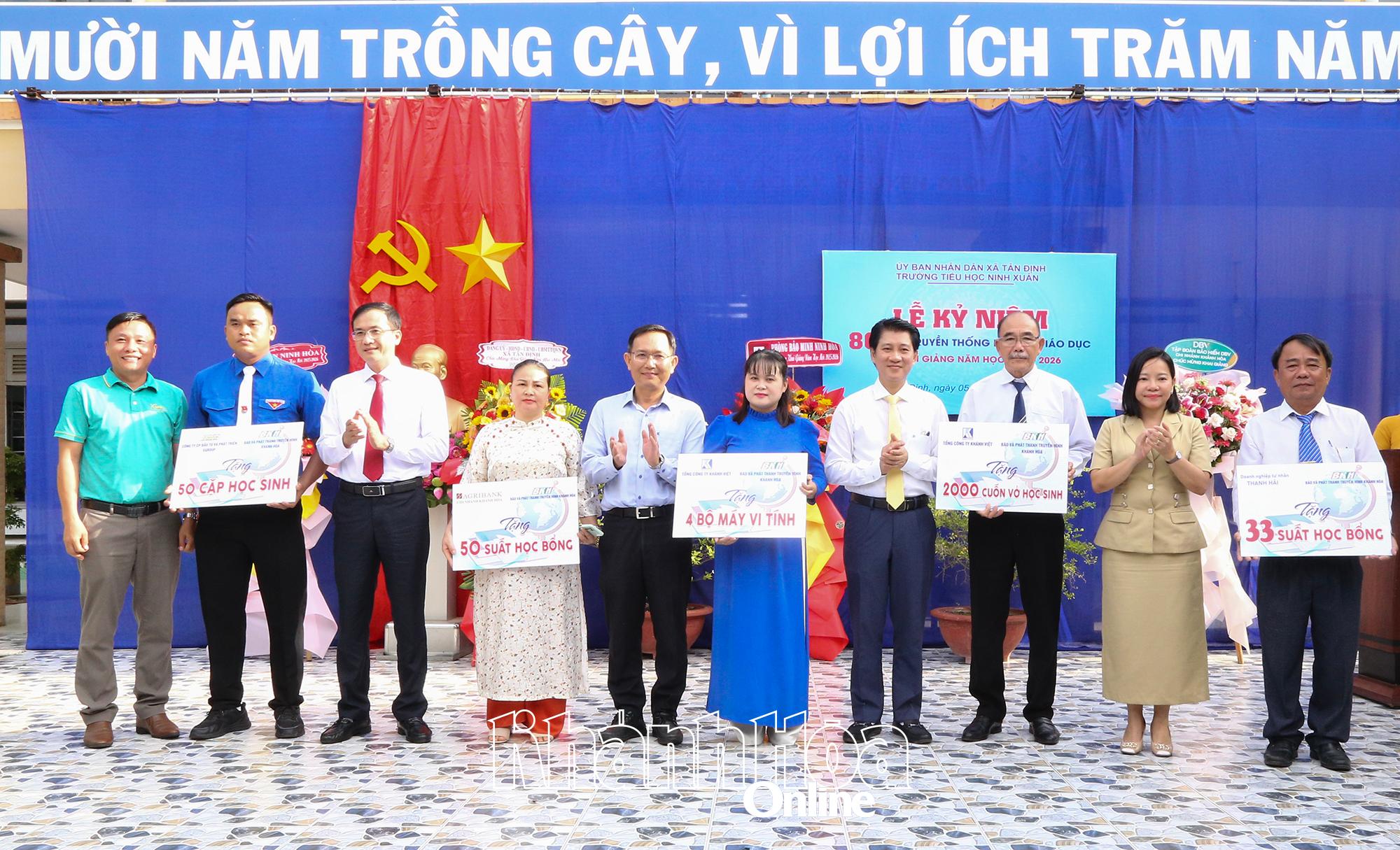 Lãnh đạo Báo và Phát thanh, Truyền hình Khánh Hòa và lãnh đạo các đơn vị trao quà cho Trường Tiểu học Ninh Xuân 