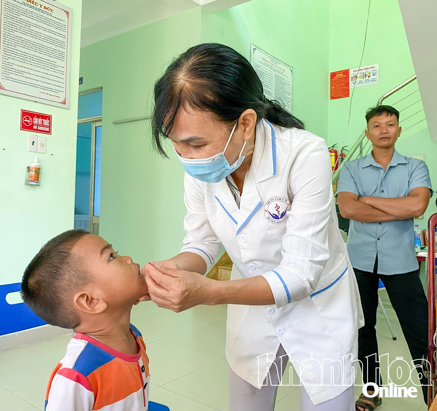 Cho trẻ uống vitamin A tại trạm y tế ở tỉnh Khánh Hòa.