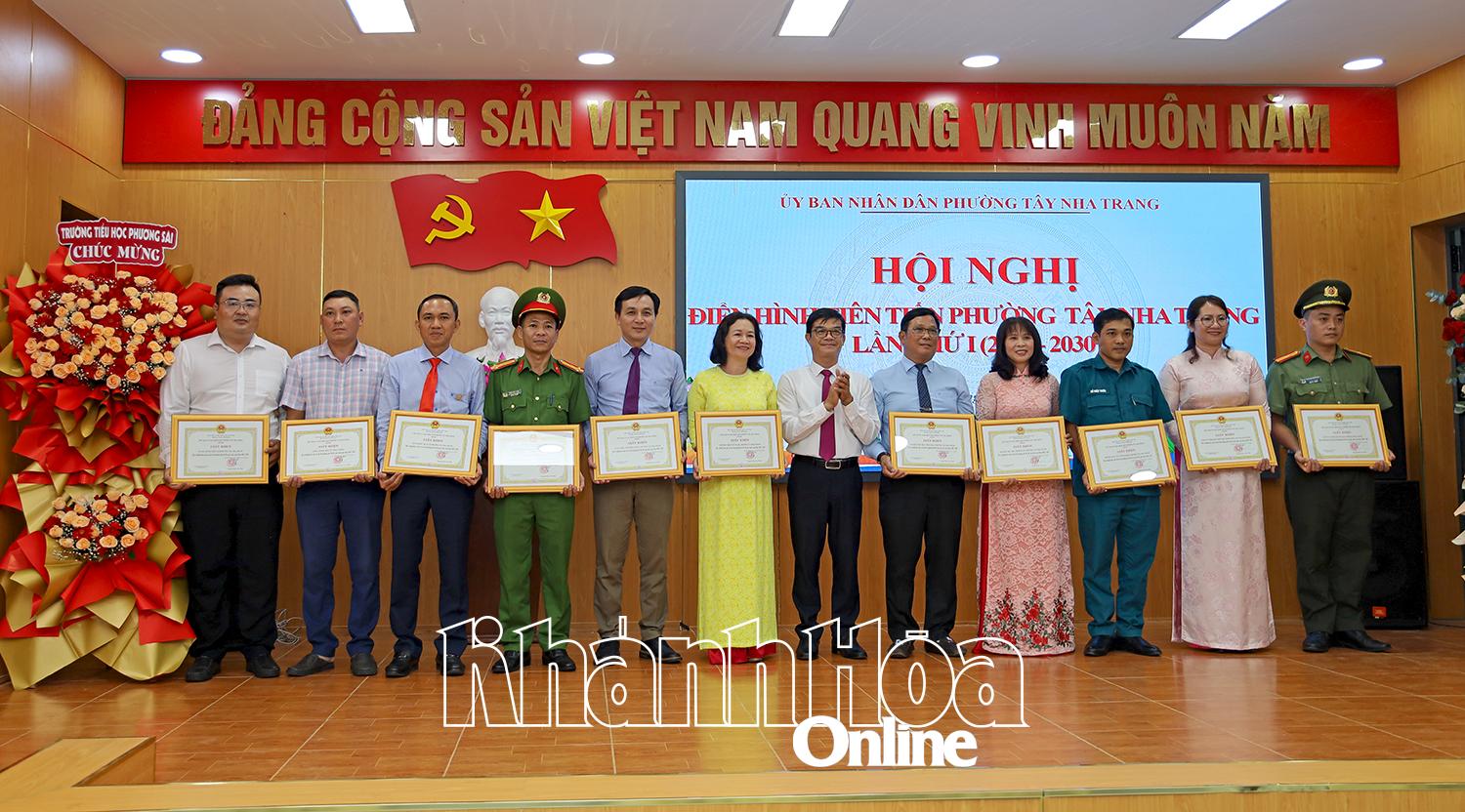 Lãnh đạo Sở Nội vụ trao giấy khen cho các tập thể. 