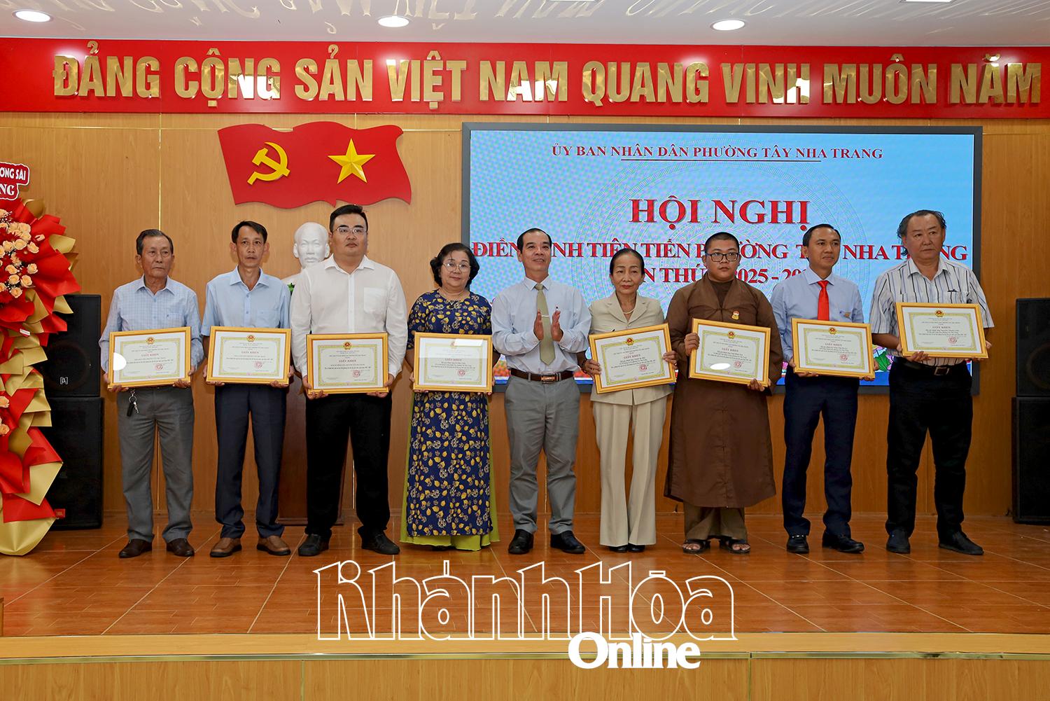 Các tập thể được nhận giấy khen.