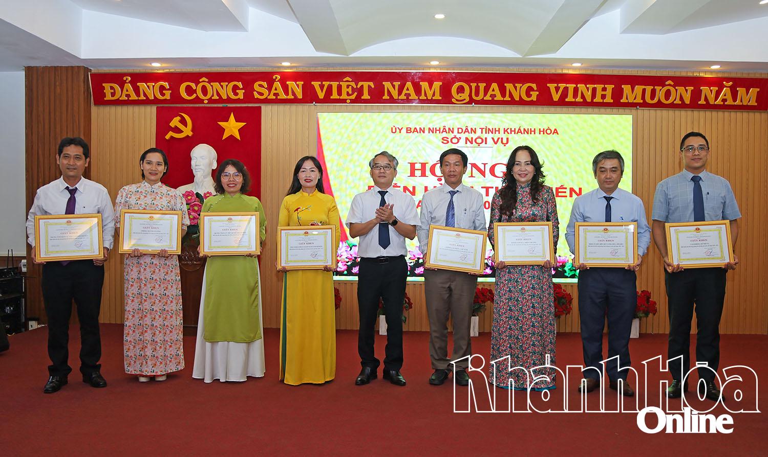 Lãnh đạo Sở Nội vụ trao giấy khen cho các tập thể.