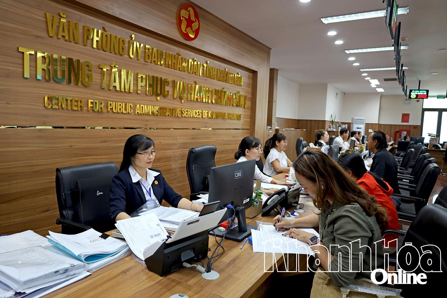 Trung tâm Phục vụ hành chính công tỉnh Khánh Hòa. Ảnh: NGUYỄN VŨ