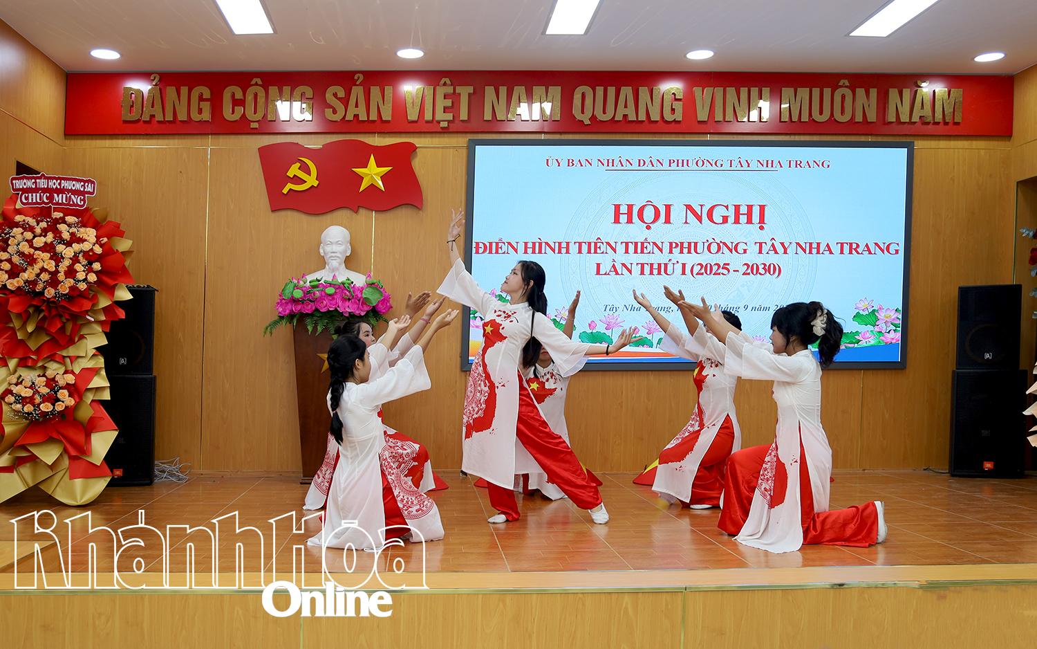 Một tiết mục văn nghệ biểu diễn tại hội nghị.