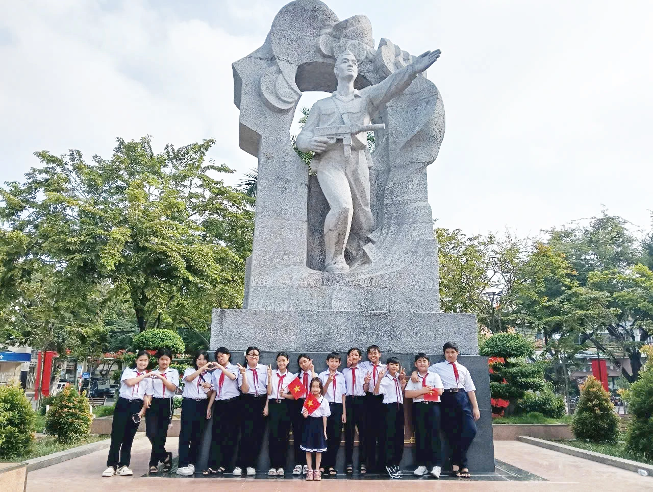 Hoạt động về địa chỉ đỏ của học sinh Trường THCS Thái Nguyên – Nha Trang, Khánh Hòa.