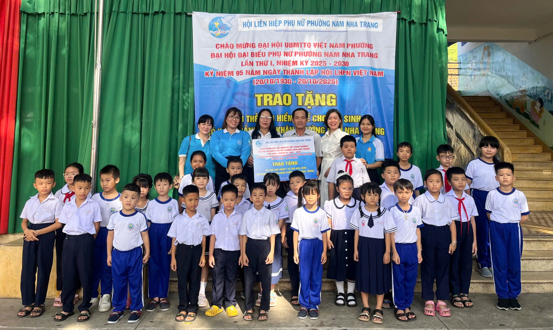 Hội Liên hiệp Phụ nữ phường Nam Nha Trang tặng bảo hiểm y tế cho học sinh Trường Tiểu học Vĩnh Trường.