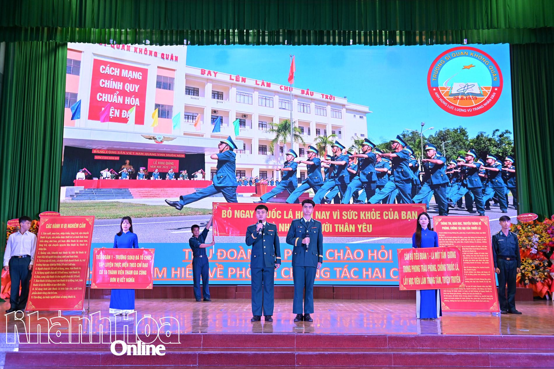 Phần thi chào hỏi của cán bộ, học viên Tiểu đoàn 1.