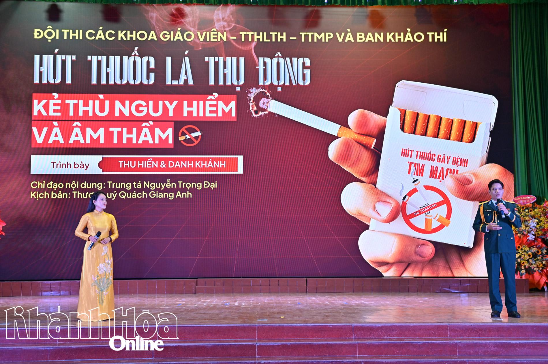 Các đội tham gia phần thi hùng biện.