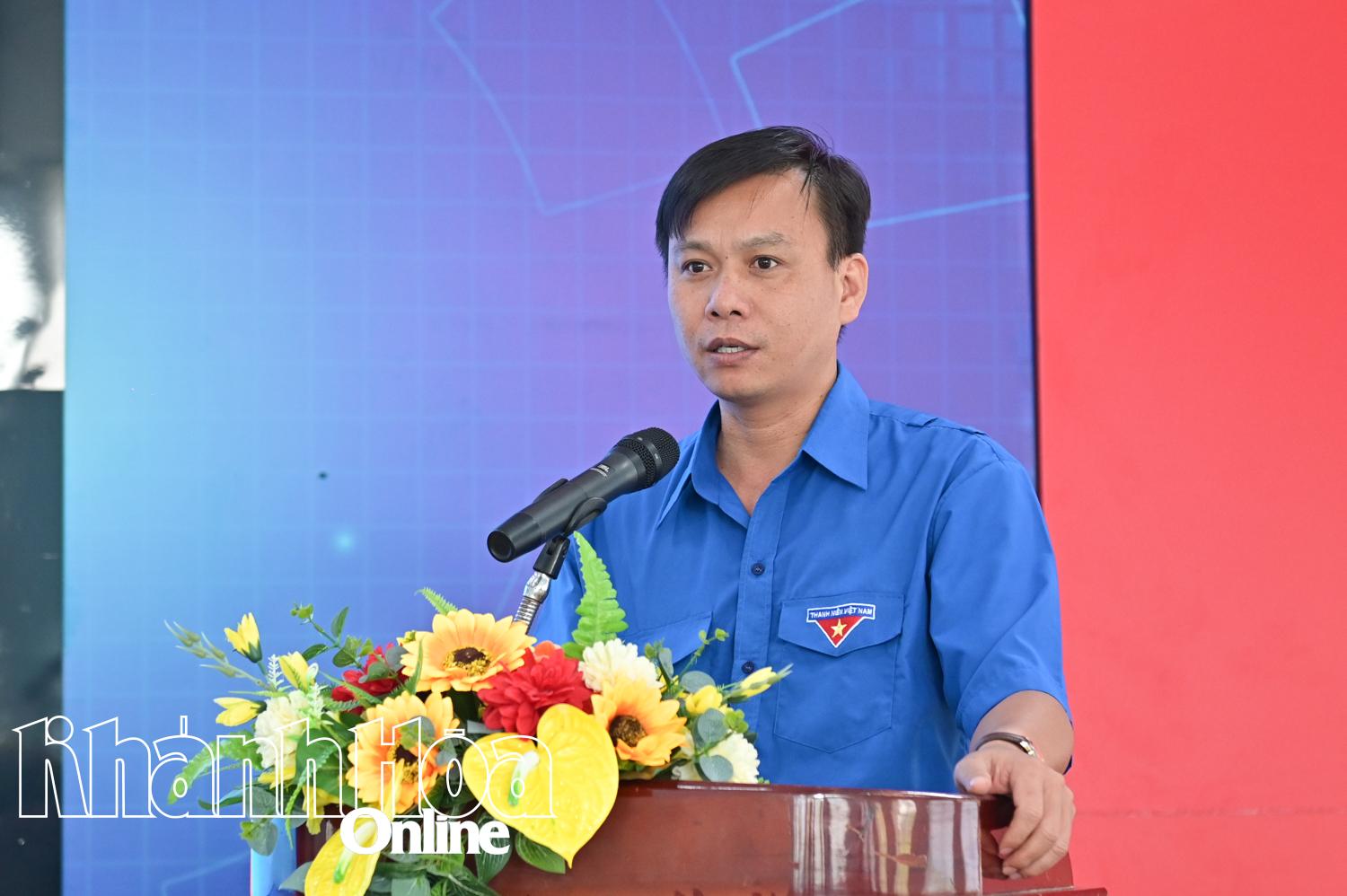 Anh Huỳnh Hữu Phúc - Phó Chủ tịch UBMTTQ Việt Nam tỉnh, Bí thư Tỉnh đoàn chủ trì thảo luận với các cơ sở đoàn.