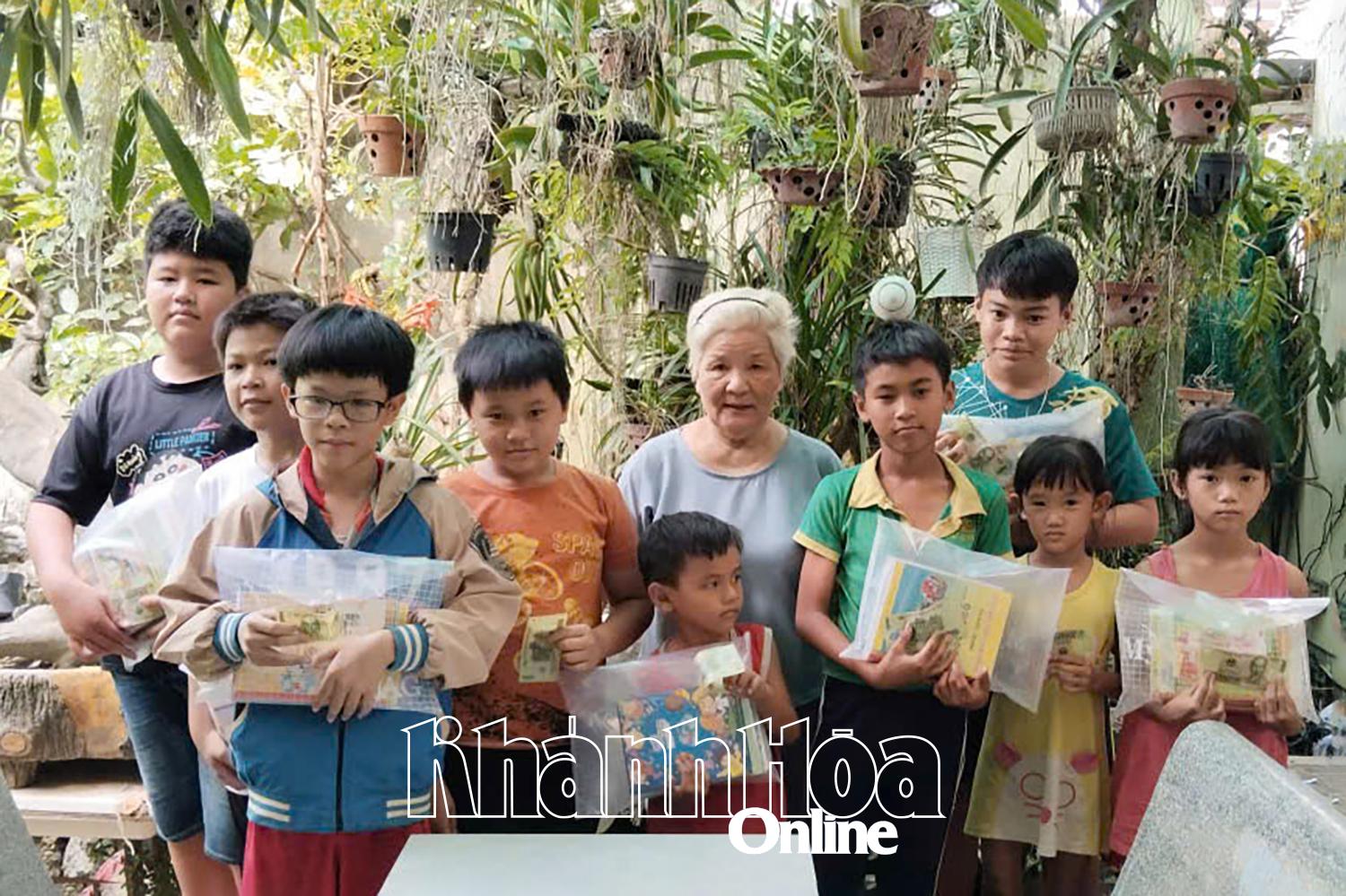 Chi hội Phụ nữ Tổ dân phố Lương Cang 1, phường Đô Vinh tặng tiền mặt, vở cho các em.
