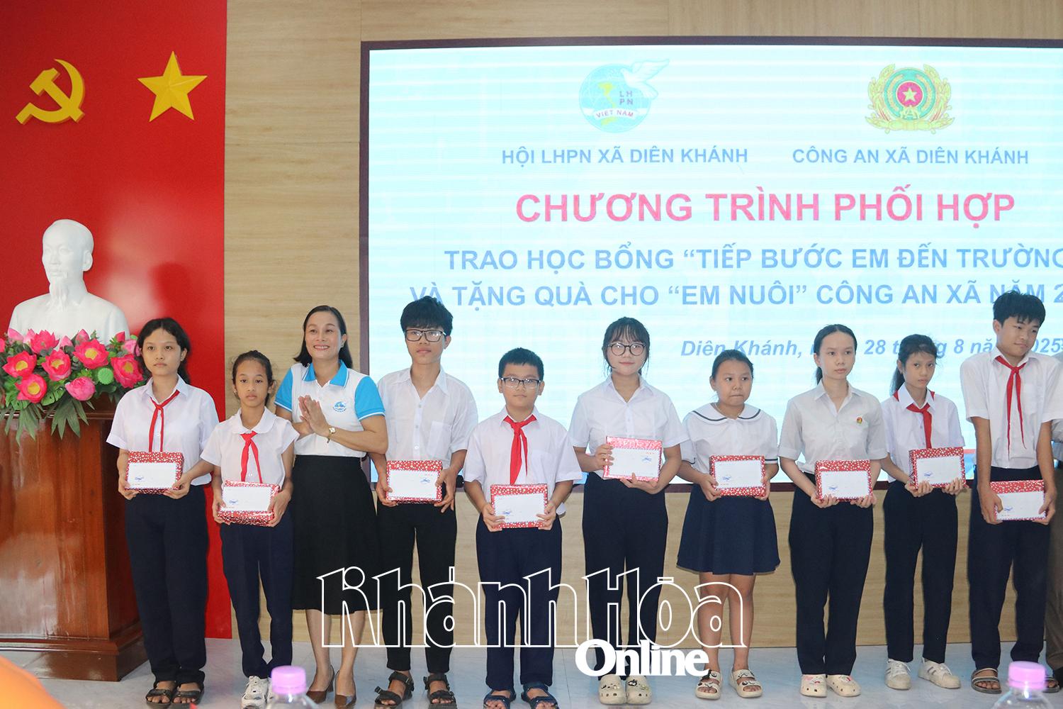 Hội Liên hiệp Phụ nữ xã Diên Khánh cùng mạnh thường quân trao học bổng cho các em có hoàn cảnh khó khăn.
