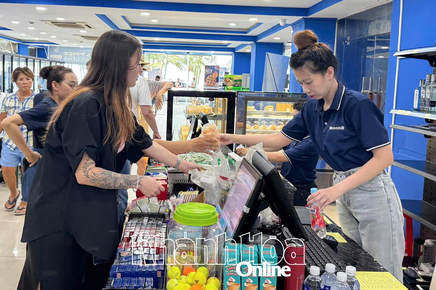Khách hàng mua sắm tại một cửa hàng tiện lợi ở phường Nha Trang.
