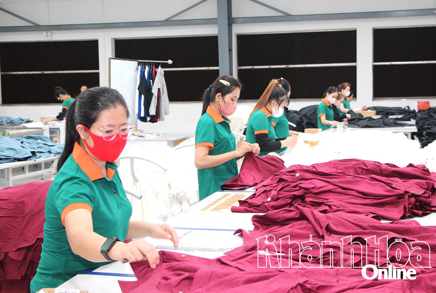 Công nhân Công ty Cổ phần Sản xuất và Đầu tư Hoàng Thành Đô LươnG.