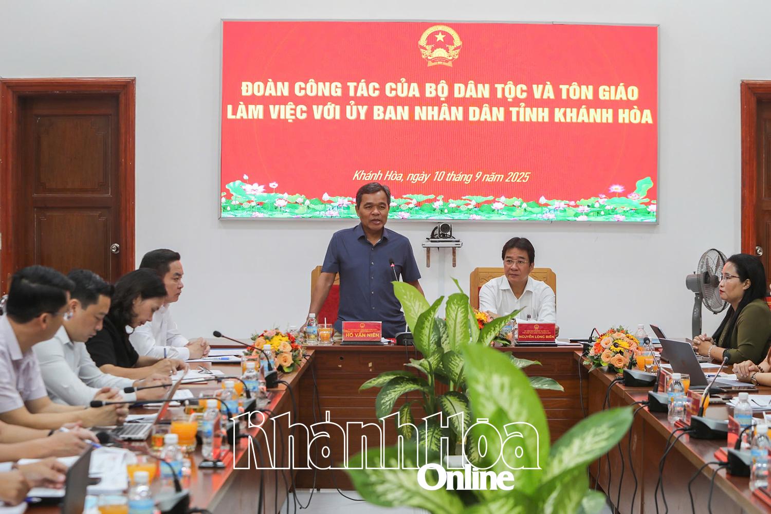 Đồng chí Hồ Văn Niên phát biểu tại buổi làm việc.
