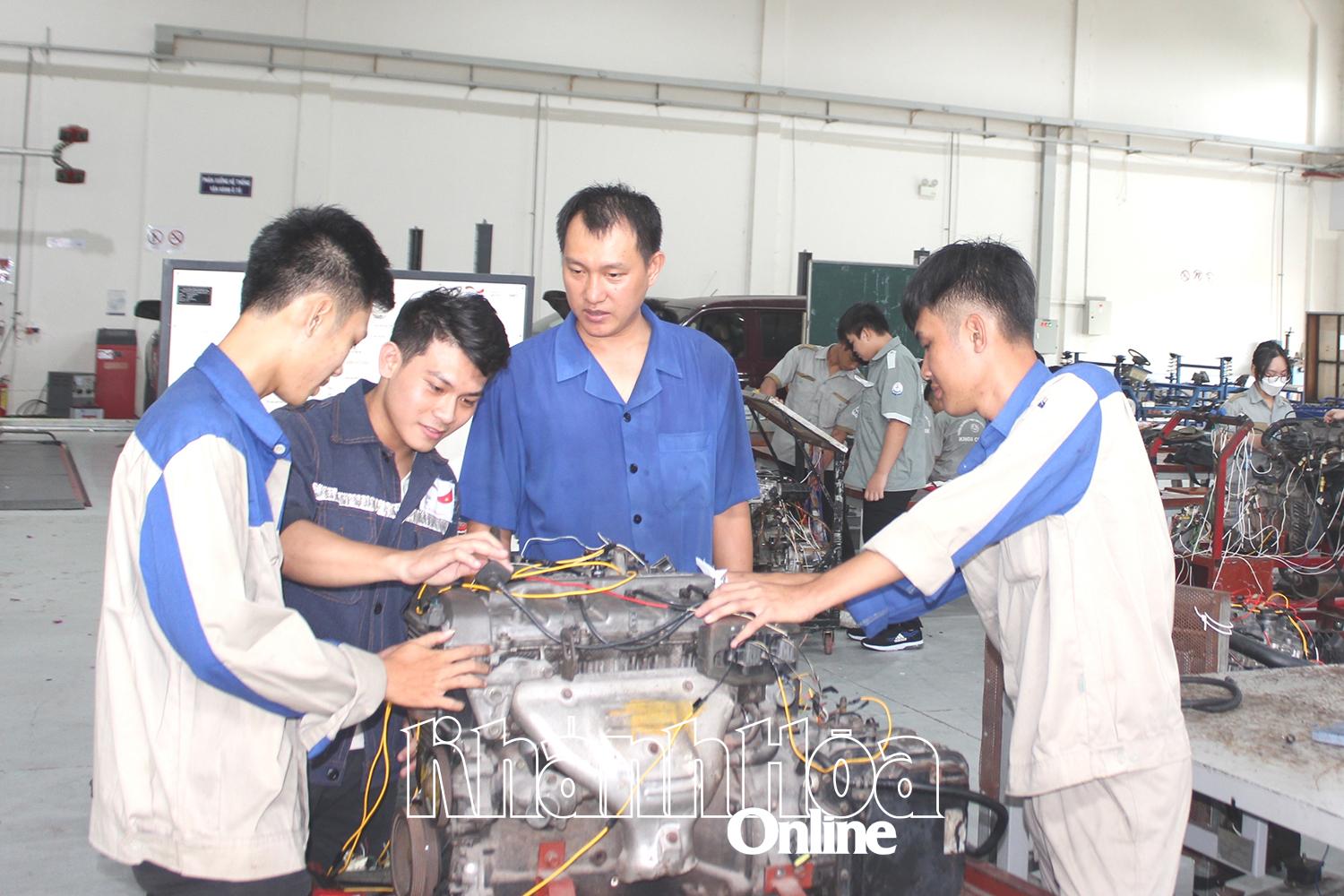 Đào tạo nghề công nghệ ô tô tại Trường Cao đẳng Kỹ thuật Công nghệ Nha Trang.
