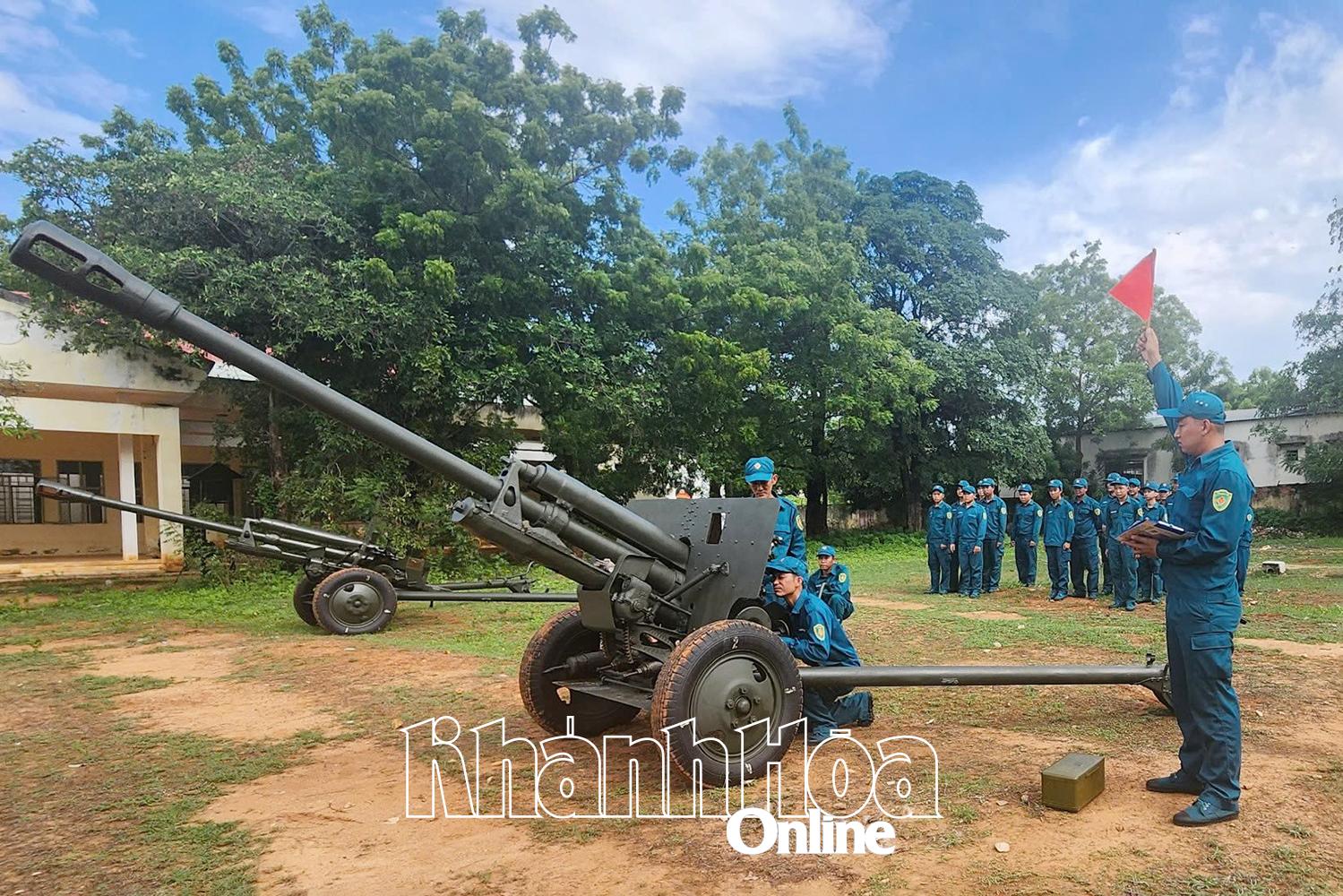 Lực lượng dân quân huấn luyện nâng cao trình độ, khả năng sẵn sàng chiến đấu.