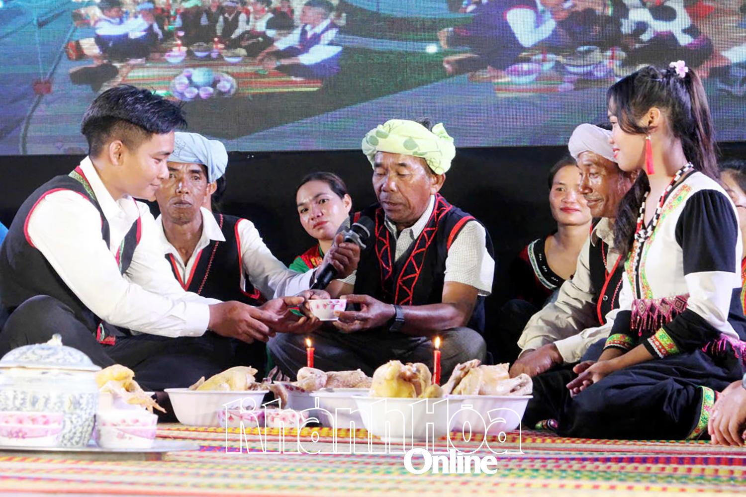 Nghệ nhân ưu tú Pi Năng Trách truyền dạy và phục dựng các nghi lễ quan trọng của người Raglai cho thế hệ trẻ.
