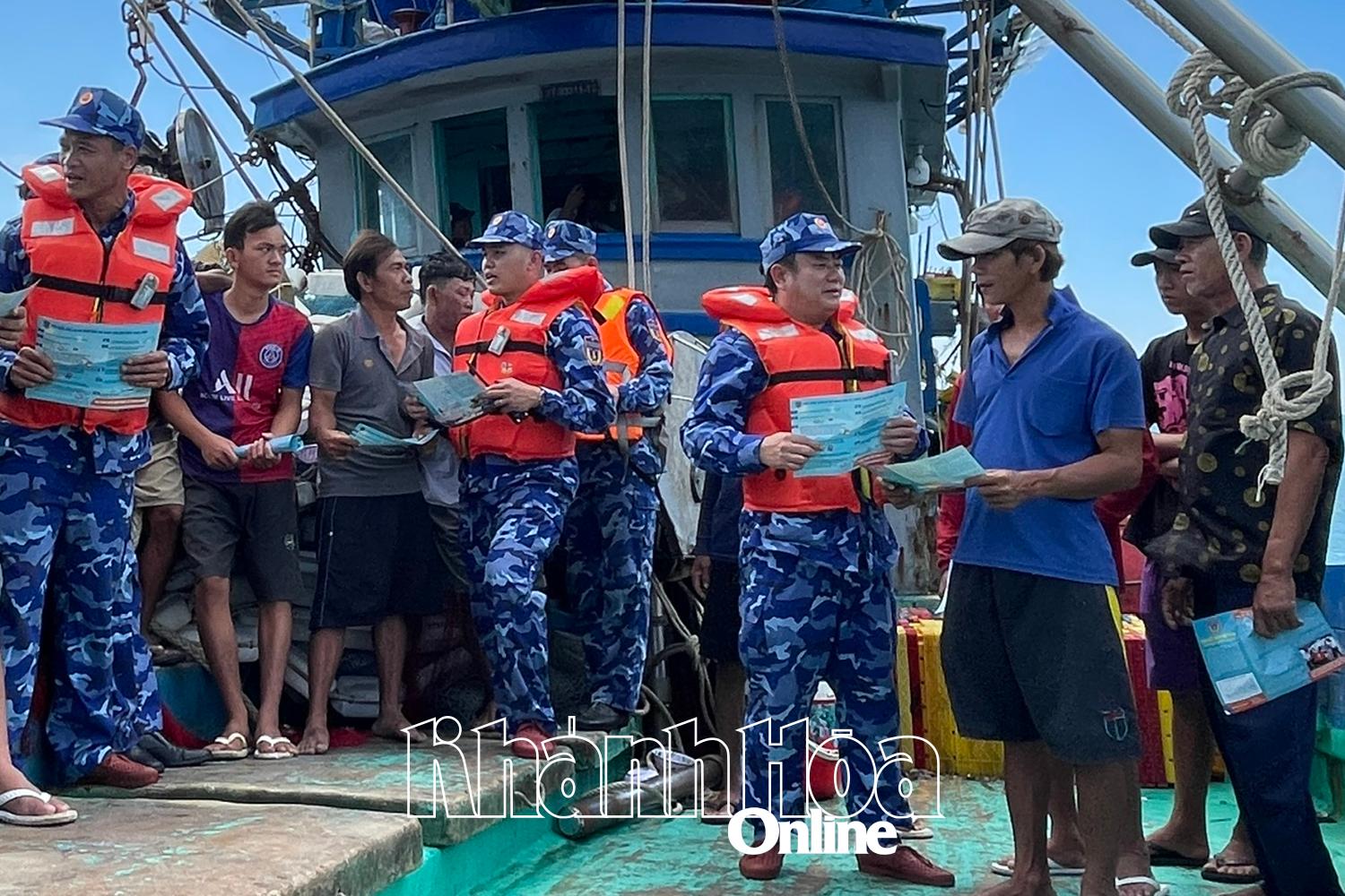 Cán bộ, chiến sĩ tuyên truyền pháp luật cho ngư dân.
