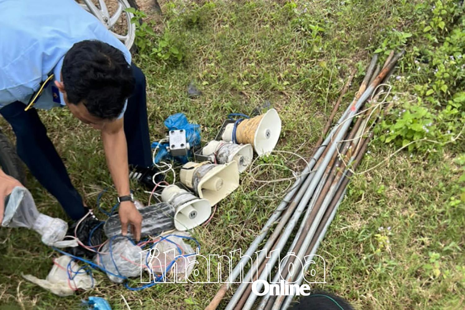 Thu giữ các thiết bị dụ chim yến.
