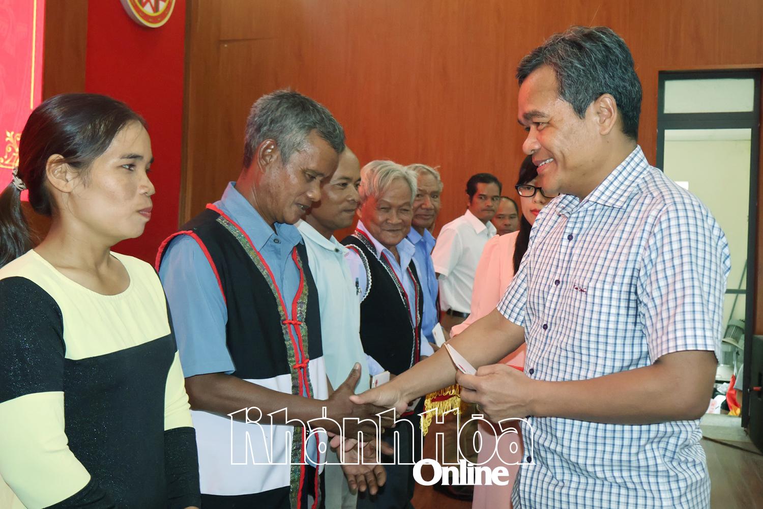 Đồng chí Hồ Văn Niên tặng quà cho người có uy tín ở xã Khánh Sơn.