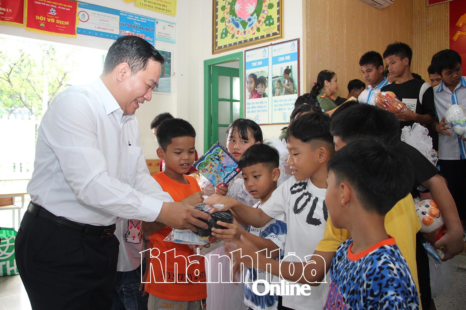 Lãnh đạo Sở Y tế trao quà cho trẻ em có hoàn cảnh khó khăn.
