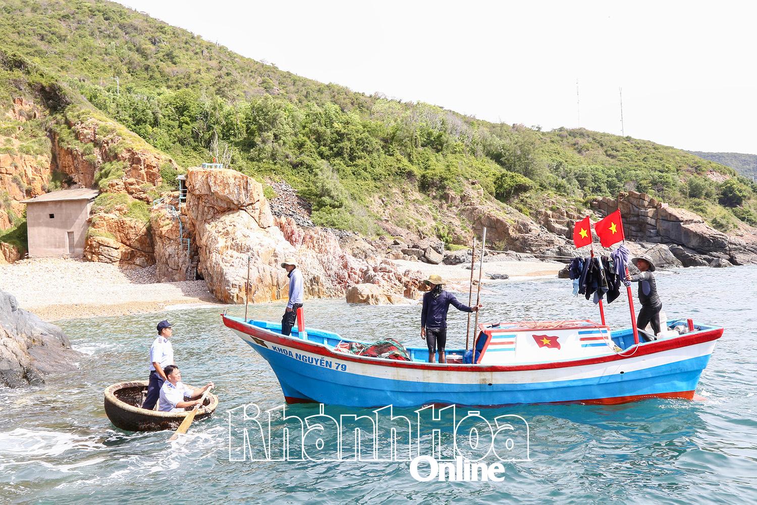 Lực lượng bảo vệ Công ty TNHH Nhà nước Một thành viên Yến sào Khánh Hòa tiếp cận ngư dân tuyên truyền bảo vệ chim yến.
