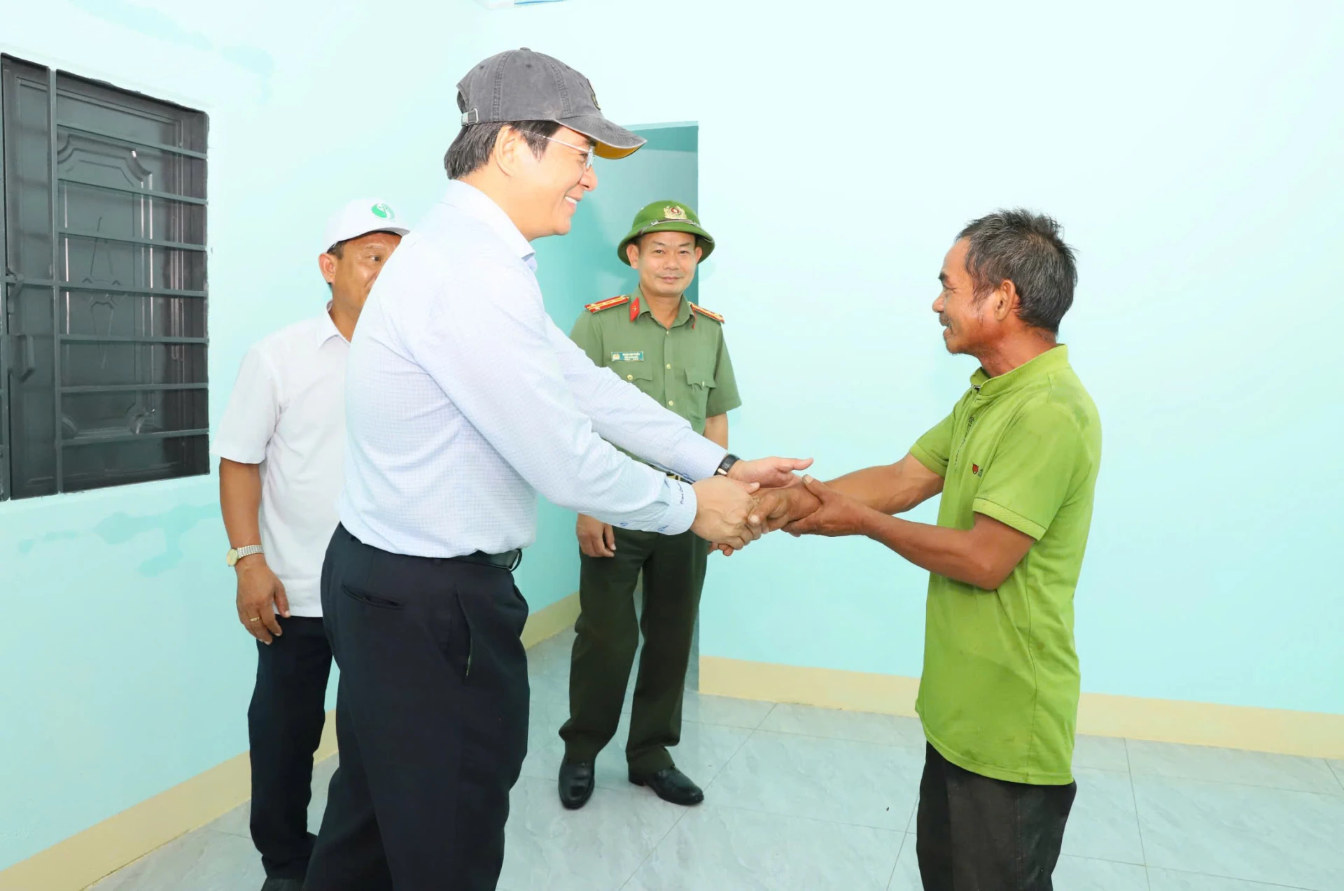 Phó Chủ tịch UBND tỉnh Nguyễn Long Biên kiểm tra, thăm hỏi, động viên hộ dân được hỗ trợ xóa nhà tạm ở xã Bác Ái trong tháng 5-2025. (Ảnh: Văn Nỷ)