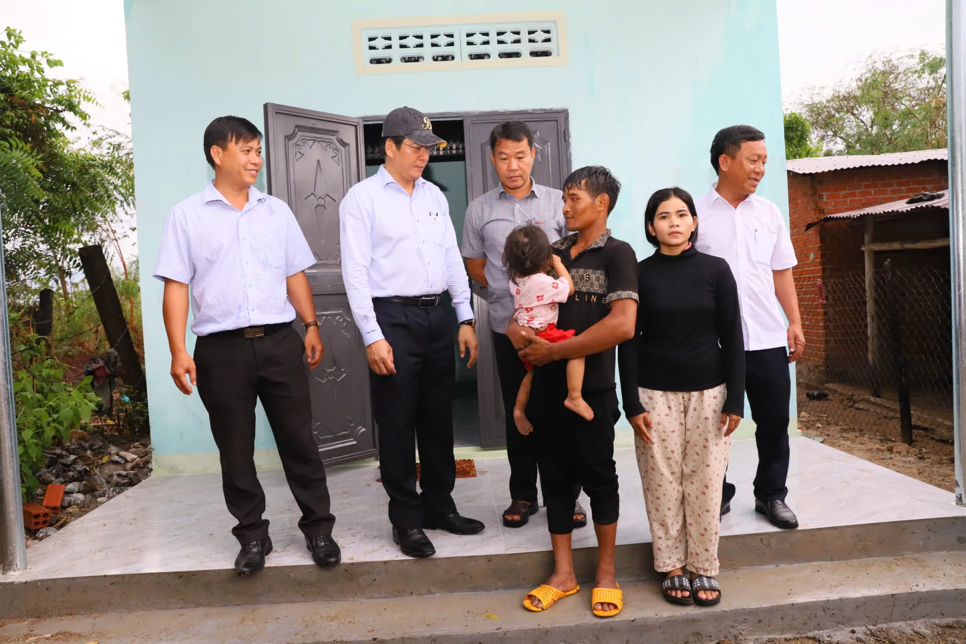 Phó Chủ tịch UBND tỉnh Nguyễn Long Biên kiểm tra việc xóa nhà tạm, nhà dột nát tại xã Bác Ái trong tháng 5-2025.